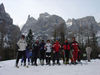 Gruppo sciatori a Colfossco, dietro il Sella e Val Mezdì.jpg
